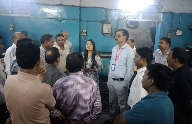 After the collector’s instructions, the team reached to inspect the medicine manufacturing factories, one was found closed. Following the instructions of the Collector, the team reached to investigate the factories manufacturing medicines, found one closed – Gwalior News