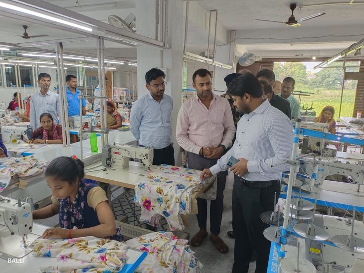 DM inspected the clothing manufacturing unit. DM inspected the textile manufacturing unit – Sheikhpura News